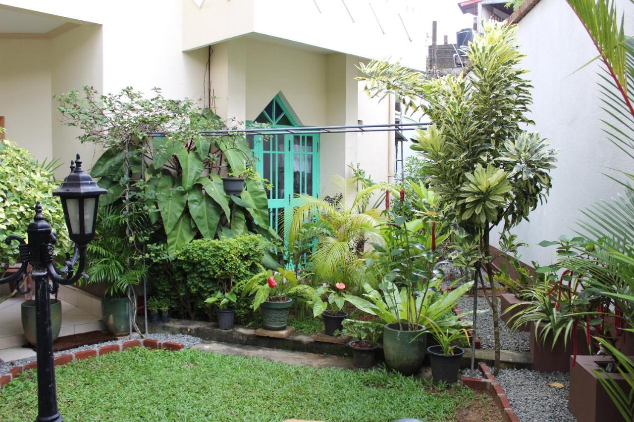 Blue Eyes Inn Unawatuna Exterior photo