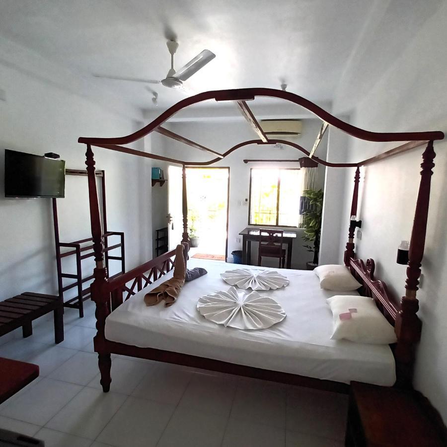 Blue Eyes Inn Unawatuna Exterior photo
