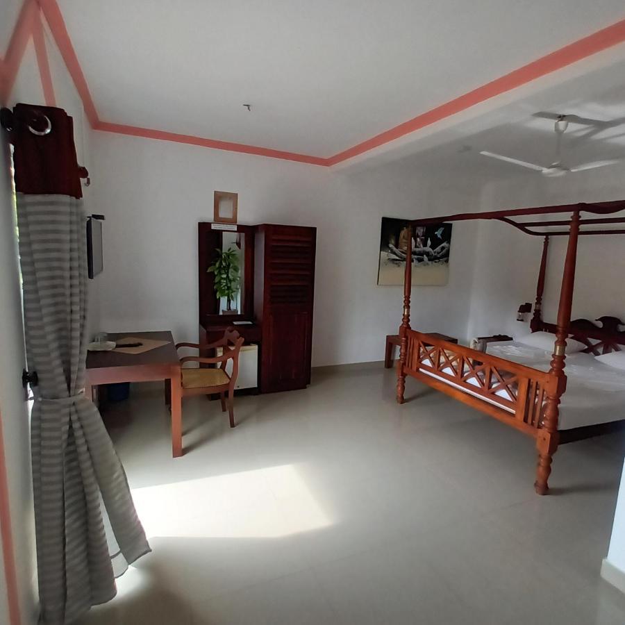 Blue Eyes Inn Unawatuna Exterior photo